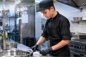 Утвержден обновленный перечень запрещенных работ для несовершеннолетних